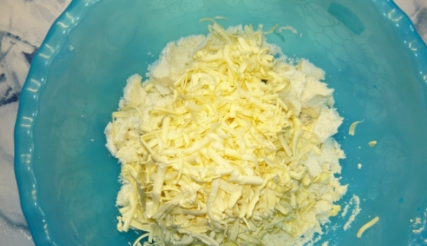 1. Этап. Конвертики из творожного теста: Достаем маргарин из холодильника и натираем на крупной терке. Смешиваем его с творогом.