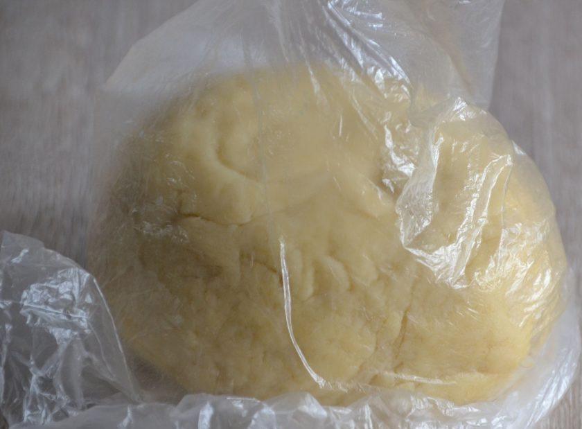 1. Этап. Тарталетки с лисичками: Замесите тесто, скатайте в шар, уберите в холодильник не менее чем на 30 минут.