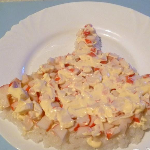 1. Этап. Салат Свеча: Выложить крабовое мясо, смазать майонезом. Затем выложить кукурузу, слегка смазать майонезом.