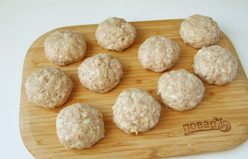 1. Этап. Котлеты во фритюре: Сформируйте из фарша небольшие котлеты.