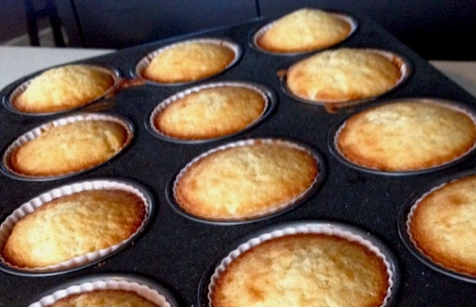 1. Этап. Капкейки с лимонным курдом и меренгой: 11. Достаньте готовые кексы из духовки, оставьте их для остывания на 10-15 минут, затем достаньте из формы и оставьте до полного остывания.