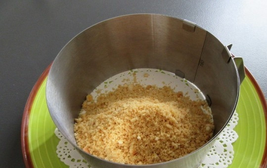 1. Этап. Закусочный чизкейк: 3. На большое блюдо поставьте формовочный круг диаметром 16 см, выложите крошку из крекеров в масле.