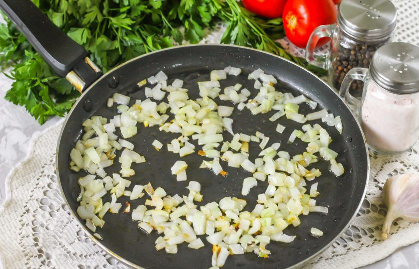 1. Этап. Борщ с болгарским перцем: Репчатый лук очистите от кожуры, промойте и нарежьте мелким кубиком. Влейте в сковороду растительное масло, прогрейте его на плите и выложите луковую нарезку. Обжарьте до мягкости около 2 минут.