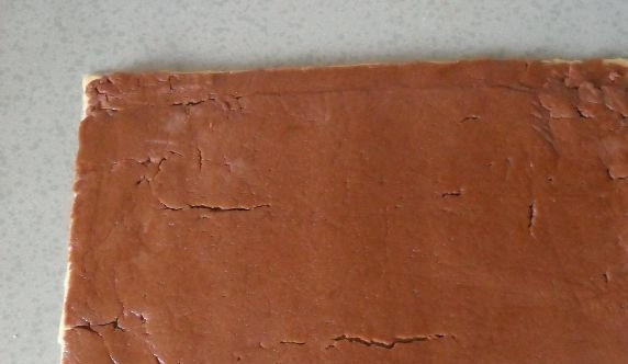 1. Этап. Печенье из маргарина: Плёнку с тёмным тестом переверните на светлое. Верхнюю плёнку уберите.