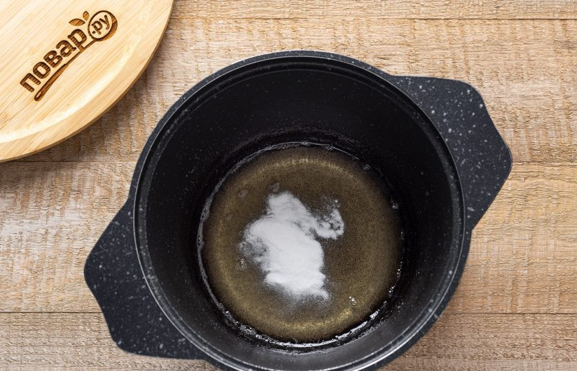 1. Этап. Постное медовое печенье без яиц: В горячую смесь добавьте соль и соду, перемешайте.