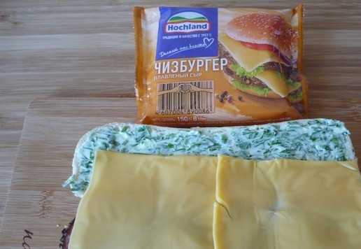 1. Этап. Сэндвичи с плавленым сыром и баклажанами: Теперь положите ломтики плавленого сыра 