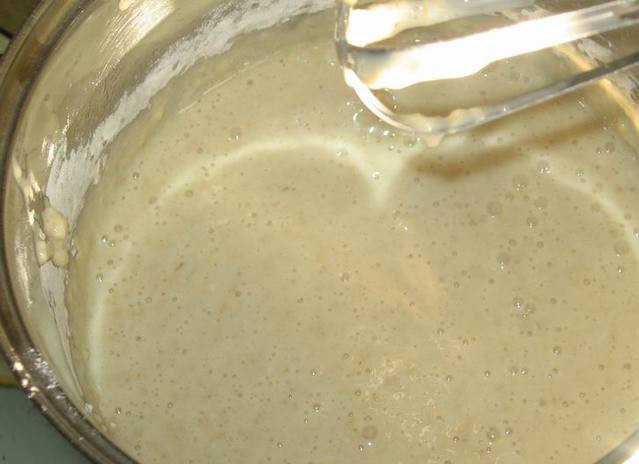 1. Этап. Манник с яблоками в мультиварке: Все взбить миксером и добавить разрыхлитель.