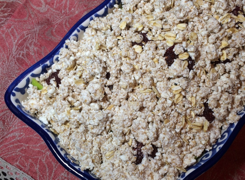 1. Этап. Творожный крамбл: Распределите творожную массу по яблокам, сильно не утрамбовывая. Поставьте в разогретую до 180 градусов духовку на 25-35 минут.