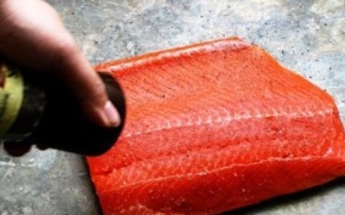 1. Этап. Лосось под соусом Терияки: 1) Возьмите филе лосося, хорошо поперчите и посолите его.