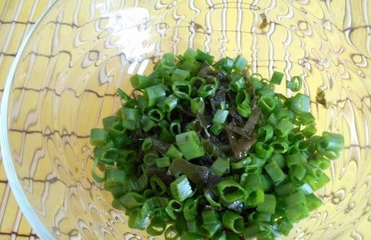 1. Этап. Салат из морской капусты с морковью: 2. Нарежьте зеленый лук. Добавьте его к морской капусте.