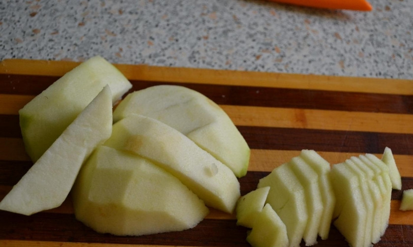 1. Этап. Яблочный штрудель из бездрожжевого теста: 3. Зеленые яблоки мою, срезаю с них кожуру, а затем разрезаю на 2 части, вычищаю семена и нарезаю фрукты небольшими кусочками.