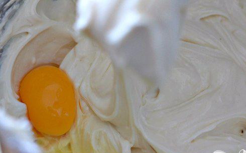 1. Этап. Чизкейк с гуавой: 6. Добавить йогурт, ванильный экстракт и соль. Добавить яйца, по одному за раз, взбивая после каждого добавления.