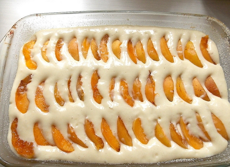 1. Этап. Быстрый пирог с абрикосами: Уложите абрикосы сверху, немного 