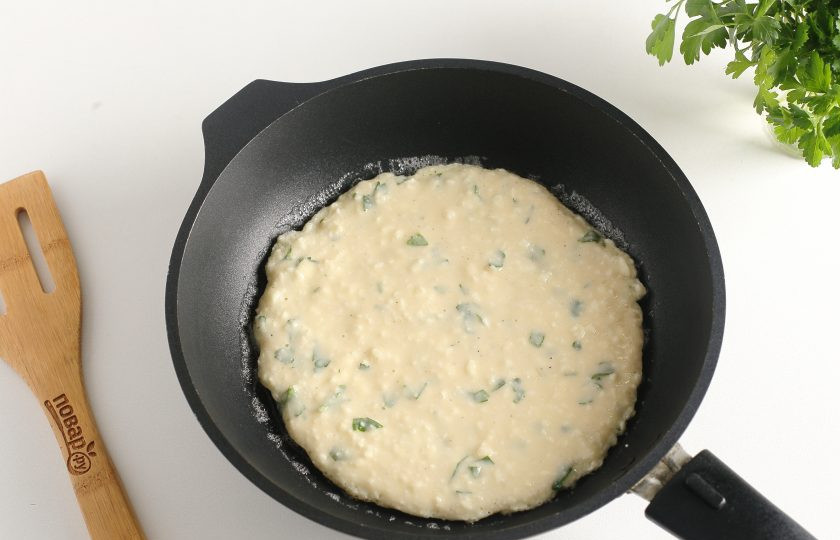 1. Этап. Ленивые хачапури на кефире: А теперь нам предстоит самое интересное – выпечка! Для приготовления лучше выбирать сковороды с антипригарным покрытием, но можно обойтись и обычной, главное смазать ее маслом. Выливаем часть теста на хорошо разогретую поверхность, накрываем крышкой и выпекаем на среднем огне около 5 минут. Затем переворачиваем и повторяем процесс.