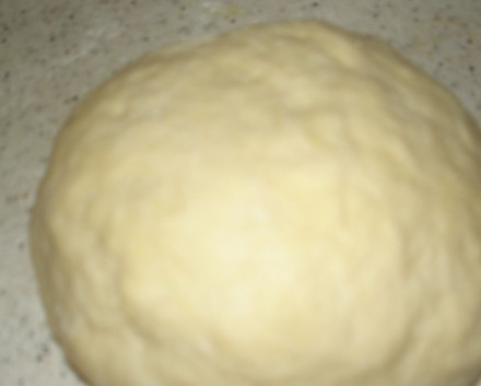 1. Этап. Пироги на пару: В глубокой емкости смешиваем яйца, воду, сахар, соль и масло. Просеиваем муку и замешиваем тесто. Заворачиваем его в пленку и отправляем на 20 минут в холодильник. Тем временем при помощи блендера измельчаем фарш и лук до однородной массы. Добавляем соль и перец. Начинка готова!