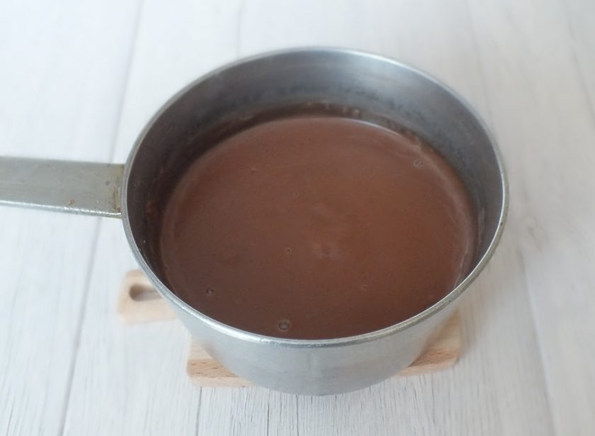 1. Этап. Яблочный пирог с пудингом: Снимите с огня. Закройте пленкой и поставьте охлаждаться.