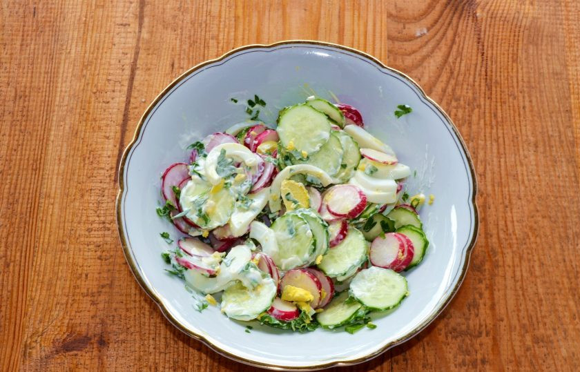 1. Этап. Салат из редиса с огурцом и яйцом: Аккуратно все перемешайте.