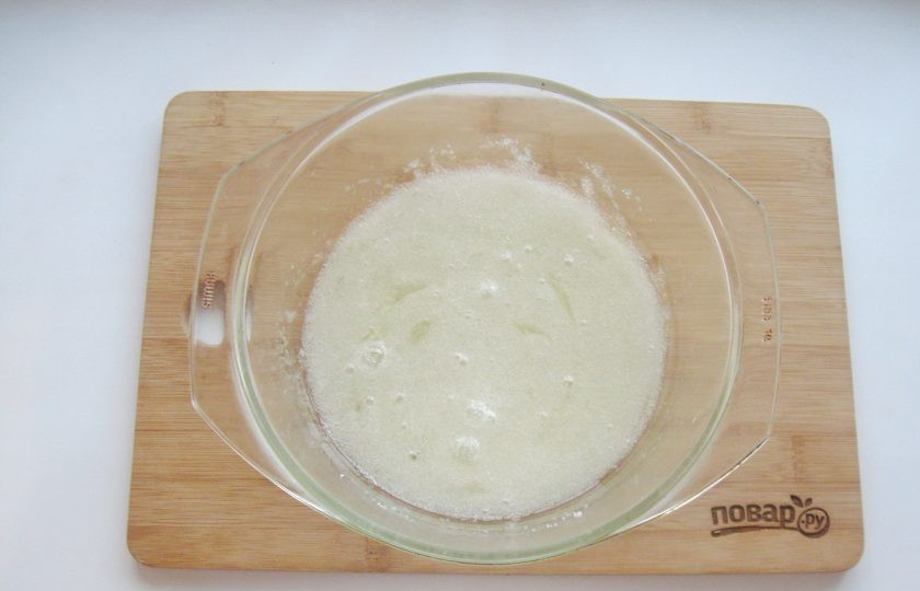 1. Этап. Щвейцарская меренга: Поставьте миску с белками и сахаром на кастрюлю с горячей водой так, чтобы дно стеклянной миски не касалось воды. Огонь под кастрюлей не выключайте, а только уменьшите. Перемешивайте венчиком, пока сахар не растворится.