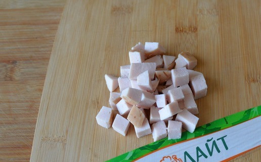 1. Этап. Салат из копчёной индейки Малибу: Отделяем филе индейки от кости, снимаем кожу и нарезаем кубиками.