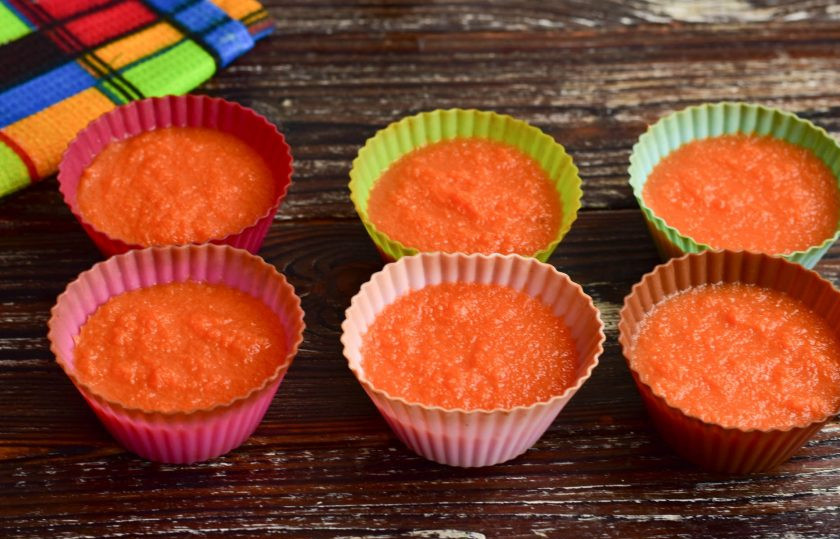 1. Этап. Морковное желе: Отправьте желе для застывания в холодильник на час.