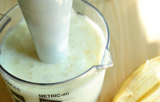 1. Этап. Банановый смузи с овсянкой: Кладем в блендер: порезанный банан, овсяную кашу и вливаем кефир. Взбиваем массу до однородности, если есть желание, добавляем мед для сладости.