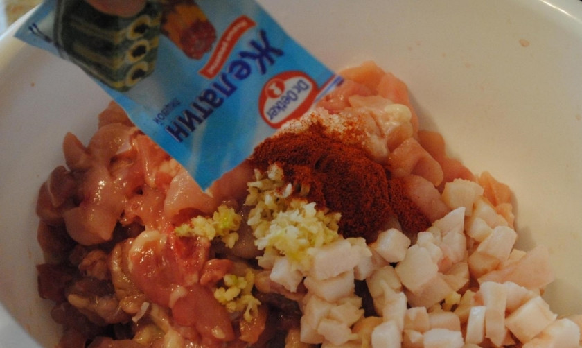 1. Этап. Сногсшибательный куриный рулет Мраморный: 5. К мясному фаршу добавляю соль и специи (паприку, черный молотый перец), желатин.