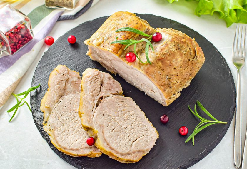 1. Этап. Карбонат в мультиварке: Готовое мясо нарежьте на кусочки и подавайте к столу.