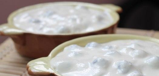 1. Этап. Вишневая запеканка: Далее вишни заливаем второй половиной смеси из творога. Ставим запекаться в уже разогретую до 180 градусов духовку. Запекаем 50 минут. Готово!