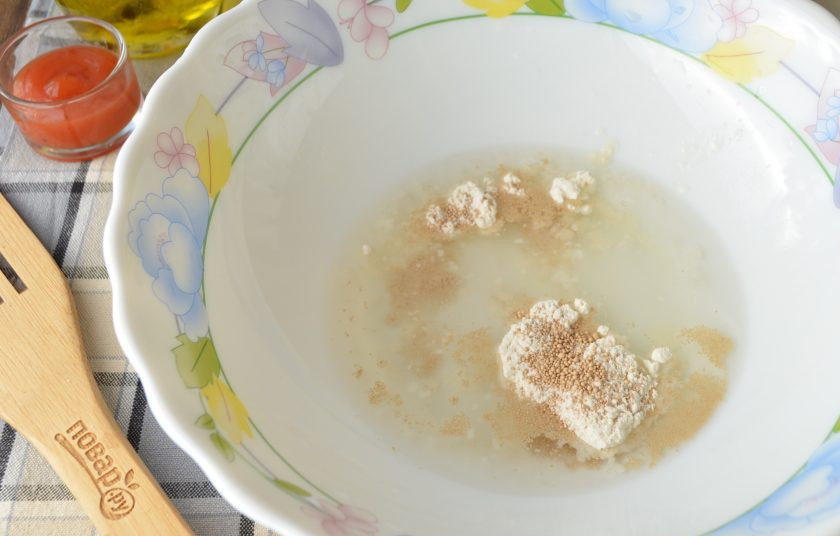 1. Этап. Кабачковый хлеб в домашних условиях: В теплой воде (примерно 37-39 градусов, но не более 40) растворите соль, сахар и сухие дрожжи, положите столовую ложку муки, перемешайте. Оставьте опару на 10-15 минут, чтобы дрожжи 