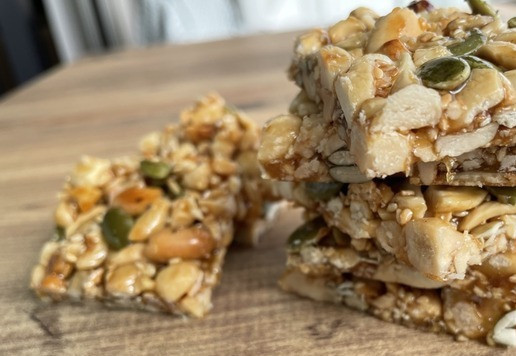 1. Этап. Козинаки «Микс»: Даем застыть. Для хранения: на дно емкости кладем промасленную бумагу и между рядами козинак также прокладываем бумагу. Я использую бумагу, на которой козинаки застывали. Просто режу ее на части и перекладываю. Приятного аппетита!