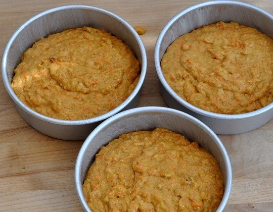 1. Этап. Морковный торт простой: 5. Разделите тесто на 2-3 части и выложите в жаропрочные формы, смазанные маслом и застеленные пергаментом. Отправьте в разогретую до 180 градусов духовку.