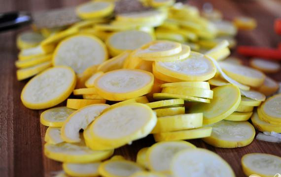 1. Этап. Морковный сквош: Так же нарезать тыкву.