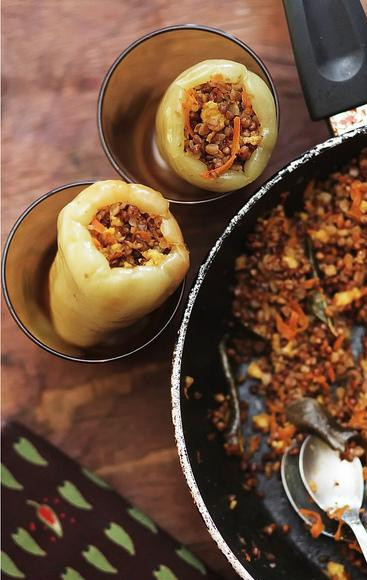 1. Этап. Перец, фаршированный сыром и гречкой: Затем обрабатываем перцы. Для этого отрежем у них верхушки и очистим от семян. Затем обольем кипятком. Перцы должны стать более мягкие. В это время должна подойти гречка с овощами. В гречку добавляем масло и плотно фаршируем ею перцы.