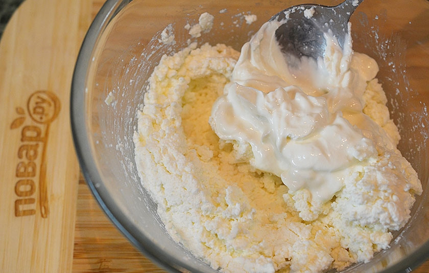 1. Этап. Творожный кекс с яйцами: 1. Творог смешайте со сметаной.