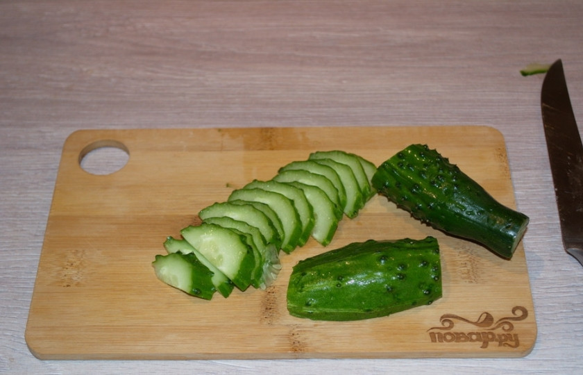 1. Этап. Огурцы кусочками в собственном соку: Свежие огурцы нужно вымыть хорошо и обсушить. Срежьте 