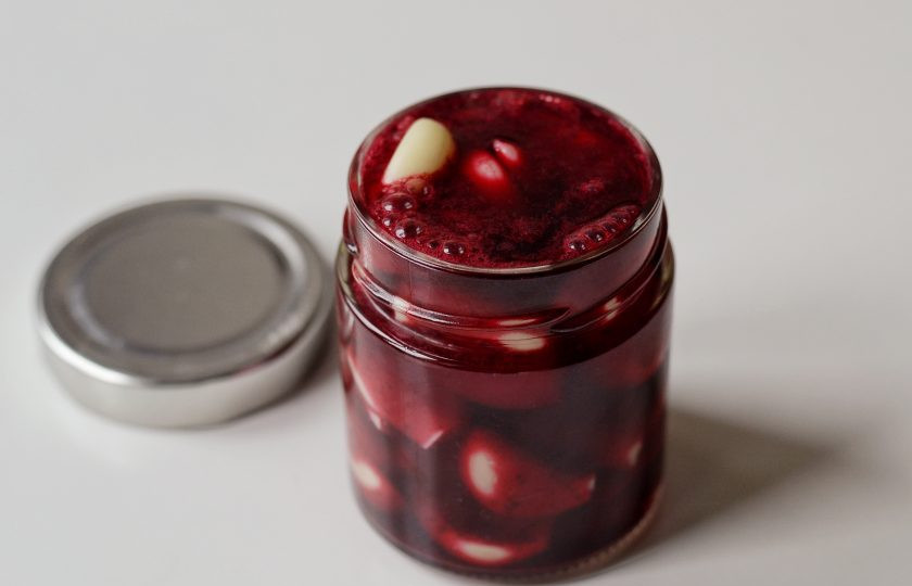 1. Этап. Маринованный чеснок в свекольном соке: Залейте маринадом чеснок, закрутите крышку. Переверните вниз банку, укутайте в полотенце и оставьте так до полного остывания. Выдержать чеснок нужно минимум неделю.