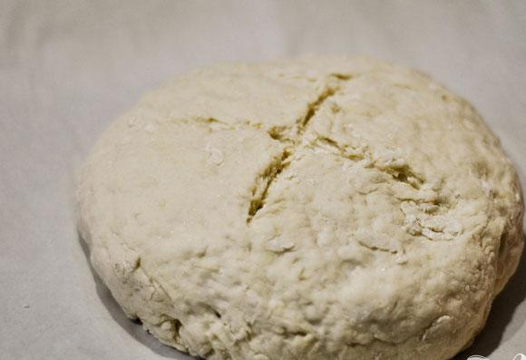 1. Этап. Ирландский хлеб: 4. На верхушке хлеба сделать крестообразный надрез в виде буквы Х. Выпекать хлеб от 40 до 45 минут, до тех пор, пока внутренняя температура хлеба не достигнет 80 градусов.