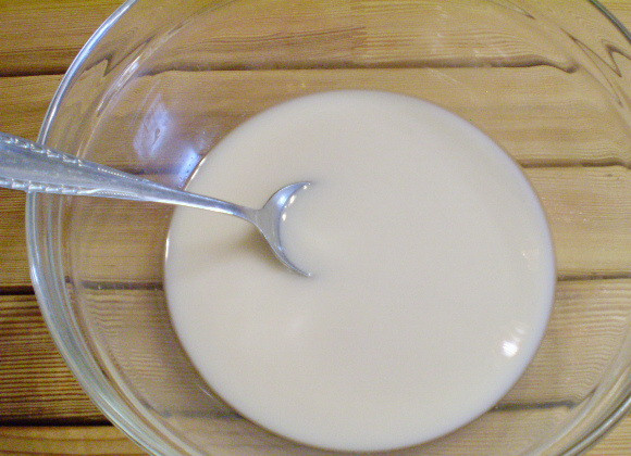 1. Этап. Пирожки постные с грибами: 6. Переходим к тесту. Растворяем в теплой воде дрожжи с солью и сахаром. Температура воды 40 градусов. Не выше, чтобы не погубить живые бактерии.