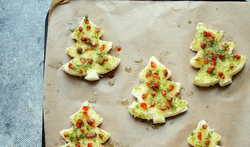 1. Этап. Горячие бутерброды Ёлочки: Разложите елочки на противне с пергаментом. Укроп мелко порубите, смешайте с тертым сыром и растительным маслом. Укроп можно заменить на петрушку или другой зеленью. Нанесите массу на поверхность елочек. Красный перец мелко порежьте и посыпьте елочки, они будут играть роль игрушек или фонариков. Поставьте противень в горячую духовку и запекайте при температуре 180 градусов около 10 минут. Подавайте горячие бутерброды сразу.