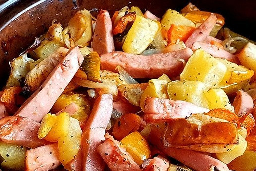 1. Этап. Овощное ассорти на кеци с колбасой: Попробуйте овощи, а прежде всего - морковь. Если она готова, значит готовы все овощи. Вот так красиво запеклось блюдо в собственном соку.