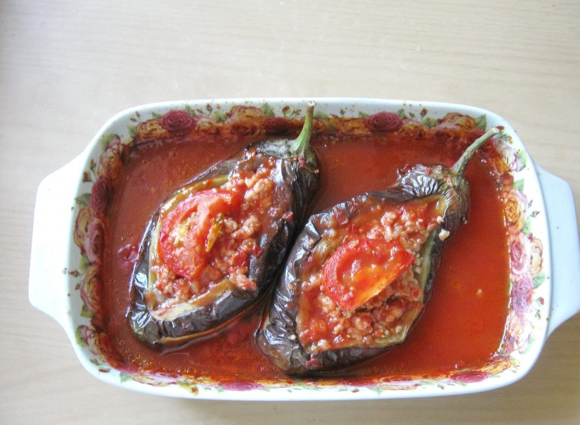 1. Этап. Баклажаны с фаршем в духовке: Запекайте в духовке 35-40 минут при температуре 185-190 градусов.