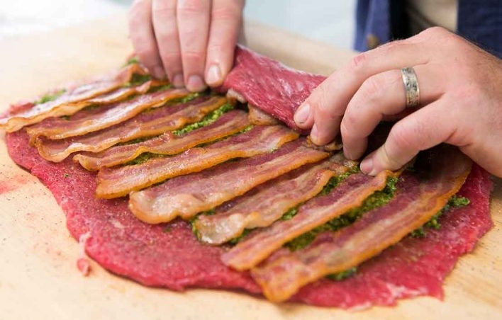 1. Этап. Говяжий рулет: 3. Руками или с помощью пленки сверните плотный рулетик, начиная от длинного края.