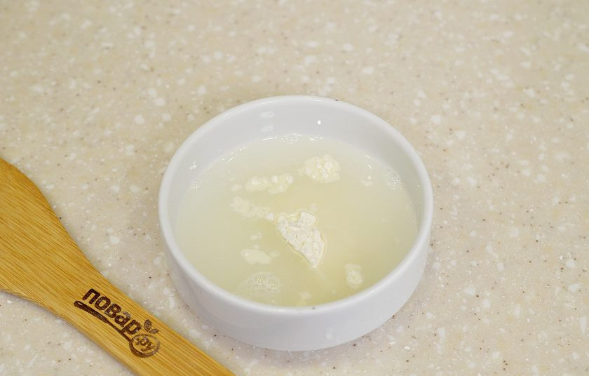 1. Этап. Курземес: 6. Муку размешайте с водой.