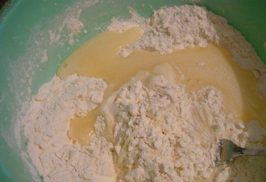 1. Этап. Печенье Улитка: Смешиваем взбитые с сахаром яйца, масляную крошку и гашеную соду.