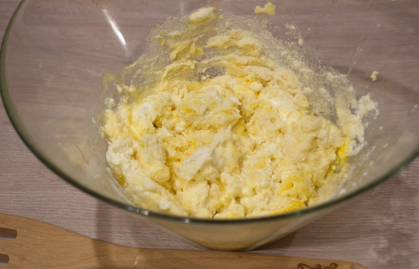 1. Этап. Творожная запеканка с песочным тестом: В массу добавьте манную крупу. Снова перемешайте.
