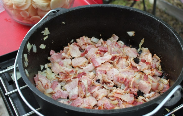 1. Этап. Картофель по-итальянски: Почистите и нарежьте картофель круглишками. Отложите. Возьмите вашу посуду (смотря где вы будете готовить) и выложите в неё нарезанные кусочками бекон. Пусть он даст жир и немного пожарится. Затем выложите в него лук, мелко нашинкованный. Пусть они готовятся вместе, пока лук не станет мягким.