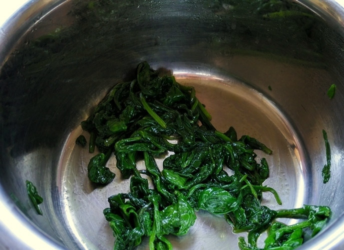 1. Этап. Тост со шпинатом: 1. Нагрейте в небольшом сотейнике масло и поместите туда шпинат. Припустите его, избавив от лишней влаги.