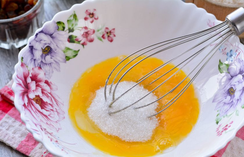 1. Этап. Кулич с коньяком: Тем временем смешайте в миске яйца и оставшийся сахар.