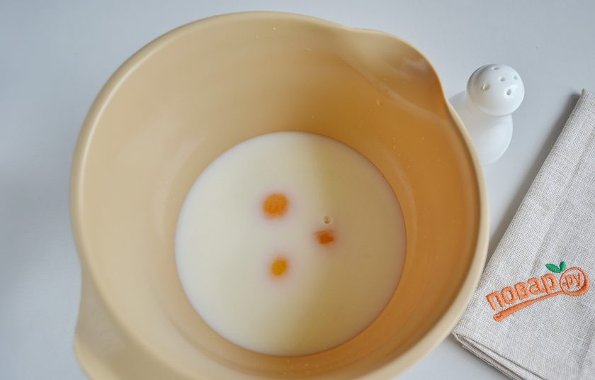 1. Этап. Креп Сюзетт (Crepe Suzette): 3. К желткам добавьте 250 мл холодного молока и соль.