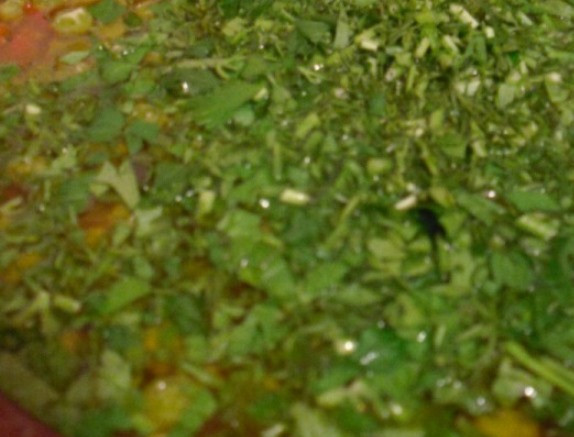 1. Этап. Вкусный суп из баранины: Готовый суп выберите из духовки и посыпьте порезанной петрушкой.